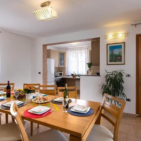 3 Bedroom Cozy In Hr-52215 Holiday home *