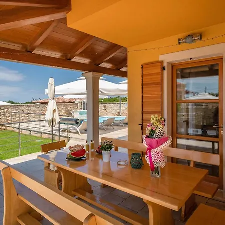3 Bedroom Cozy In Hr-52215 Holiday home