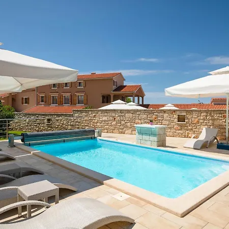 3 Bedroom Cozy In Hr-52215 Holiday home Vodnjan