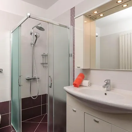 3 Bedroom Cozy In Hr-52215 Holiday home *