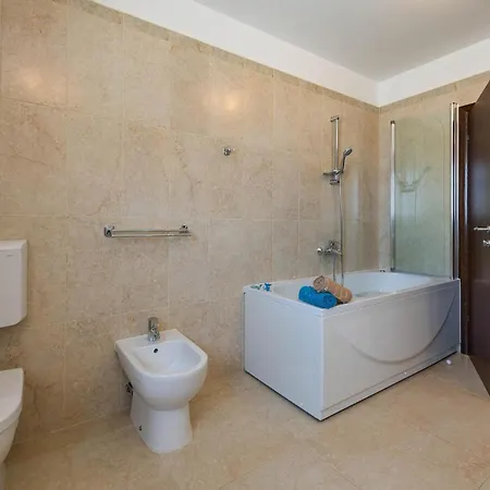3 Bedroom Cozy In Hr-52215 Holiday home *