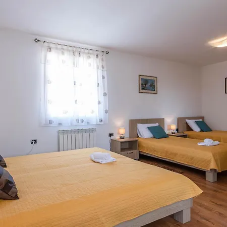 3 Bedroom Cozy In Hr-52215 Holiday home Vodnjan