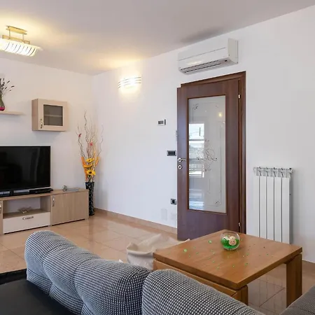 3 Bedroom Cozy In Hr-52215 Holiday home *